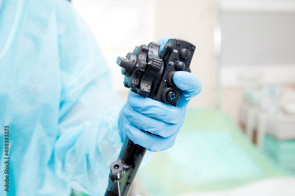 Mycie i sterylizacja endoskopu po badaniu gastroskopii. Procedura czyszczenia sprzętu medycznego. - obrazy, fototapety, plakaty 