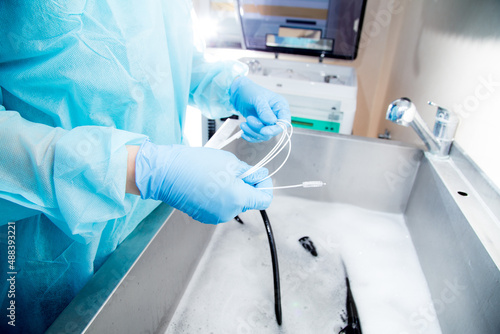 Mycie i sterylizacja endoskopu po badaniu gastroskopii. Procedura czyszczenia sprz  tu medycznego.