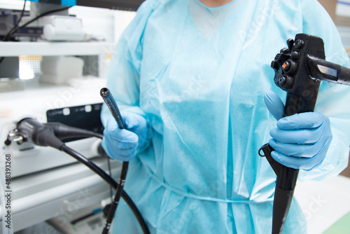 Mycie i sterylizacja endoskopu po badaniu gastroskopii. Procedura czyszczenia sprzętu medycznego.