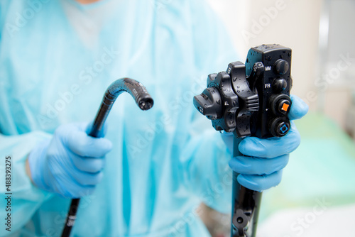 Mycie i sterylizacja endoskopu po badaniu gastroskopii. Procedura czyszczenia sprzętu medycznego.