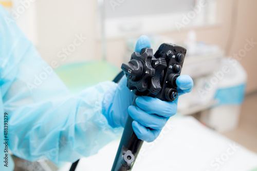 Mycie i sterylizacja endoskopu po badaniu gastroskopii. Procedura czyszczenia sprzętu medycznego.