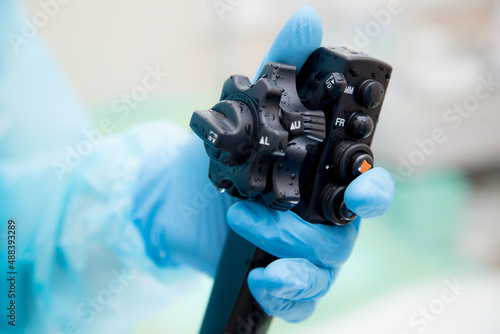 Mycie i sterylizacja endoskopu po badaniu gastroskopii. Procedura czyszczenia sprzętu medycznego.