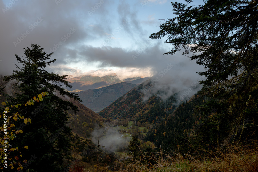 Obraz premium Paysage de montagne dans la brume.