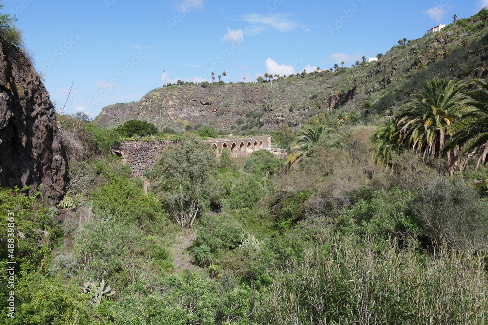 Äquadukt und Felsen im Botanischen Garten bei Las Palmas auf Gran Canria