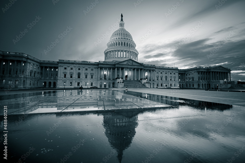 Fototapeta premium United States Capitol building at night - Washington DC, United States 