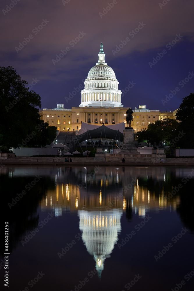 Fototapeta premium United States Capitol building at night - Washington DC, United States 