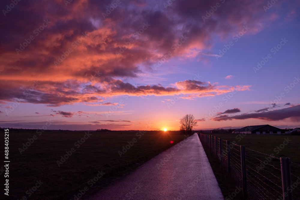 lila oranger Sonnenuntergang im Gegenlicht