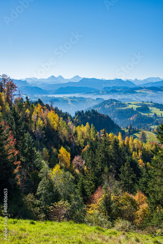 Herbstliche Emmentaler Landschaft mit Eiger, Mönch und Jungfrau 