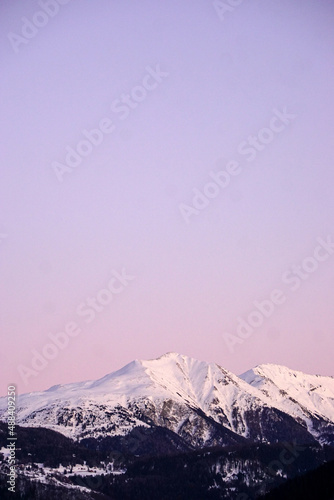 bergspitzen im winter mit pinkem abendhimmel hochformat