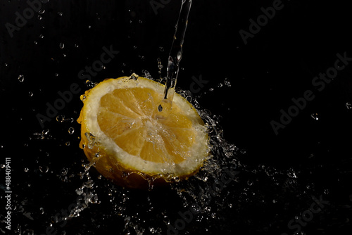 Zitrone mit Wassertropfen bespritzt