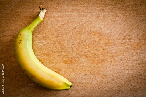 Banana sul tavolo di legno. 