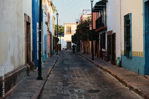 Calles coloniales con construcciones coloridas del centro hist  rico de Quer  taro 