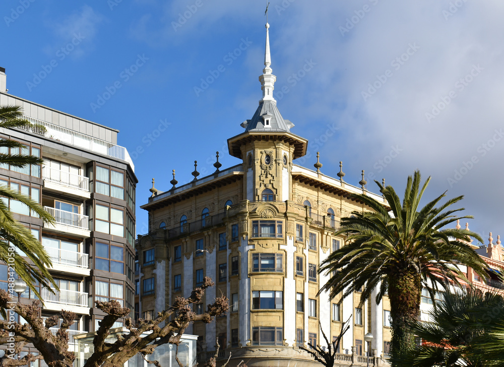 Fototapeta premium Bâtiment plage de la concha - San Sebastian - Espagne