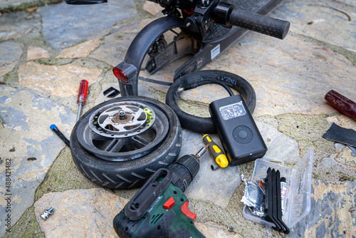 Εκτύπωση καμβά Electric scooter bicycle (Bike) wheel, tire repair