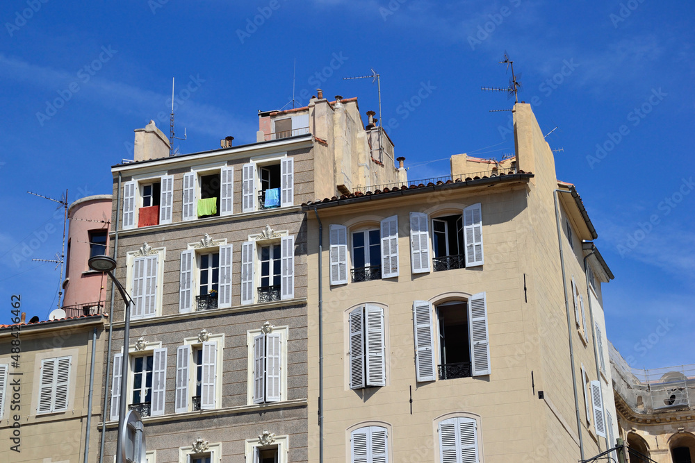 3 serviettes et 3 couleurs dans une vieille maison de Marseille