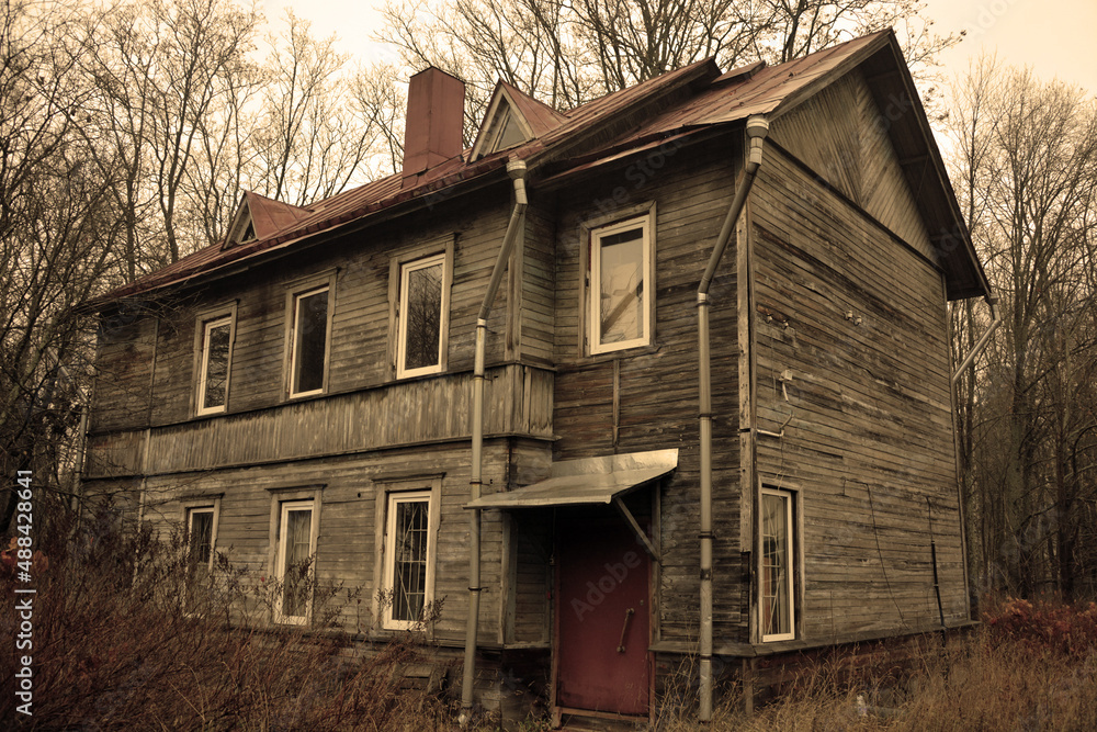 Obraz premium Old and abandoned wooden house in Zelenogorsk, Russia. Falling apart dachas and a complete lack of people