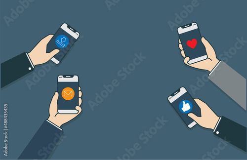 des mains brandissent l'écran d'un smartphone. On voit des icônes sur les écrans : des likes pour les réseaux sociaux et des icônes de téléchargement et de message