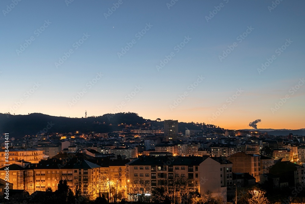 Ciudad de Ourense de noche en Galicia