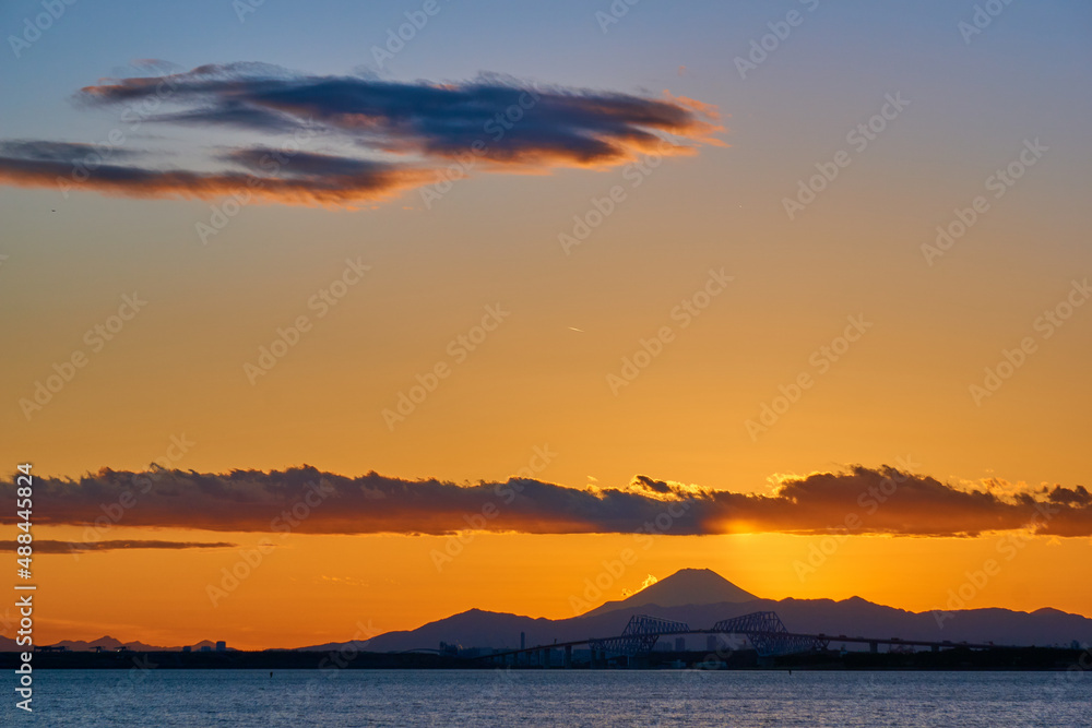 夕焼けのゲートブリッジと富士山　舞浜遊歩道