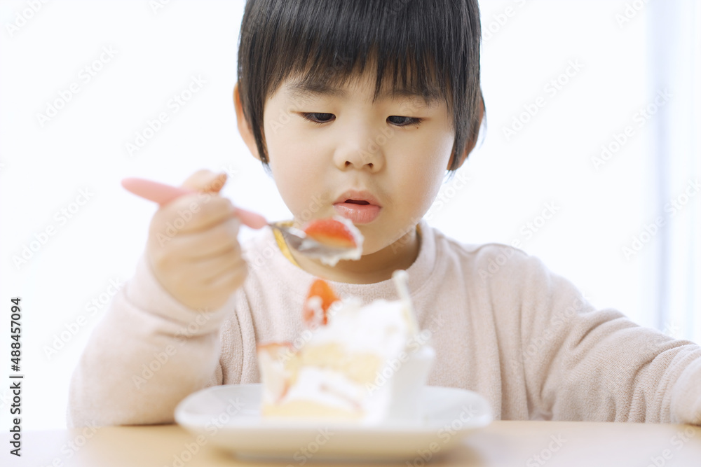誕生日ケーキを食べるアジア人の男の子 誕生日ケーキを食べるアジア人の男の子