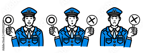 マルバツの札を持っている警察官の男性のセット
