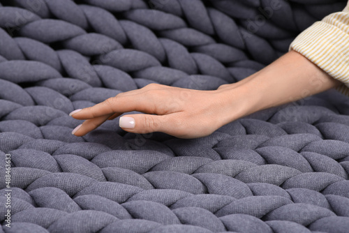 Foto Woman touching grey chunky knit plaid, closeup