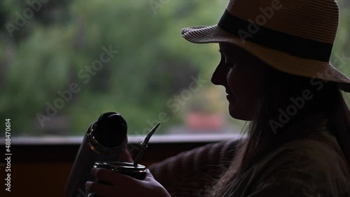 Argentinian mate priming in slow motion