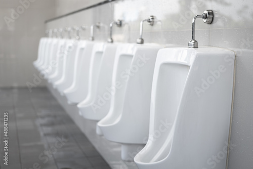 Fotografia Row of clean gentlemen urinals toilet at gasoline station