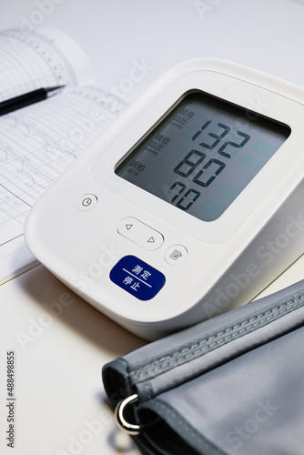 血圧計と血圧記録ノート