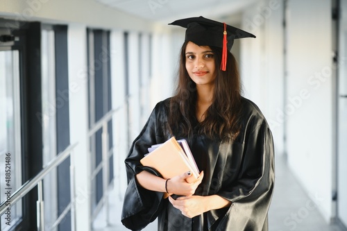 Φωτογραφία portrait of indian graduate student