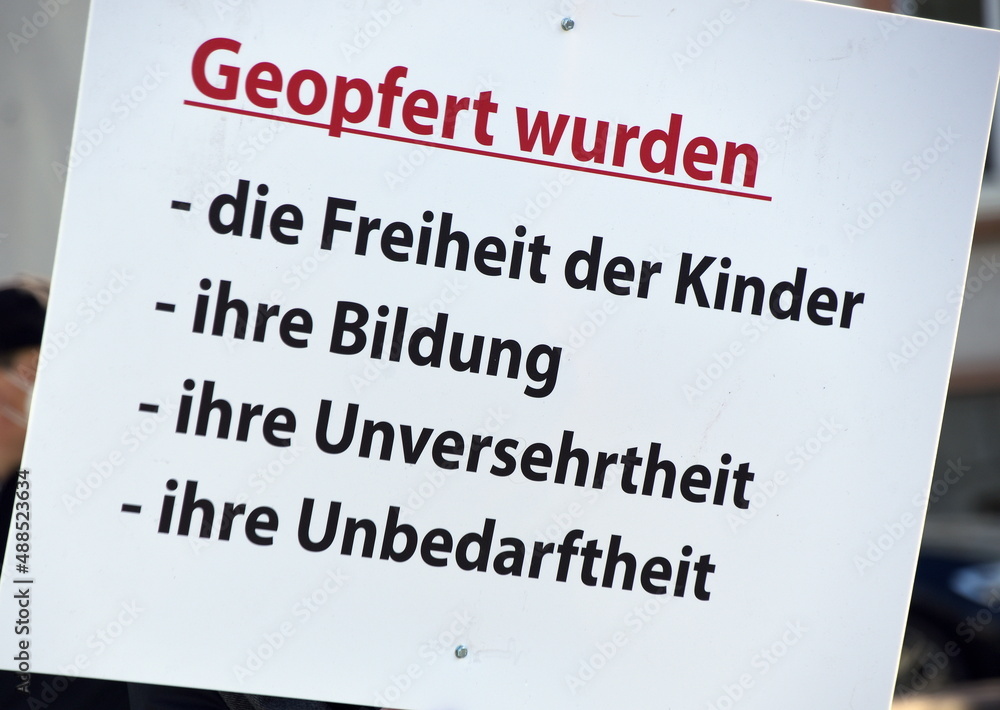 Schild auf einer Corona-Demo: Schild auf einer Corona-Demo: