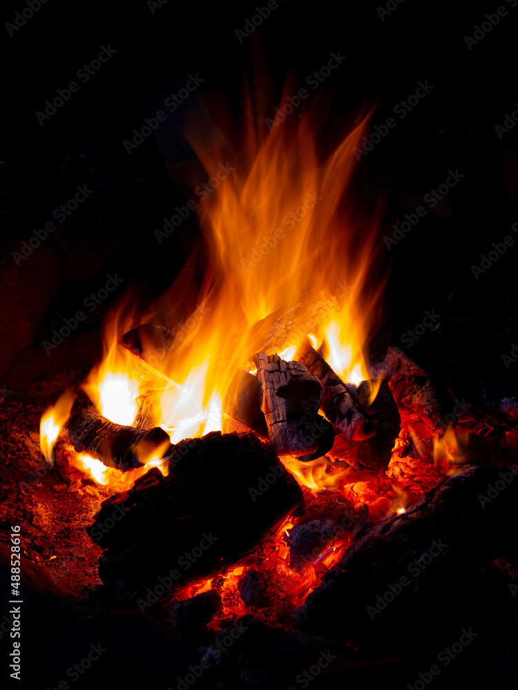 Flammen eines Lagerfeuers in der Nacht Flammen eines Lagerfeuers in der Nacht