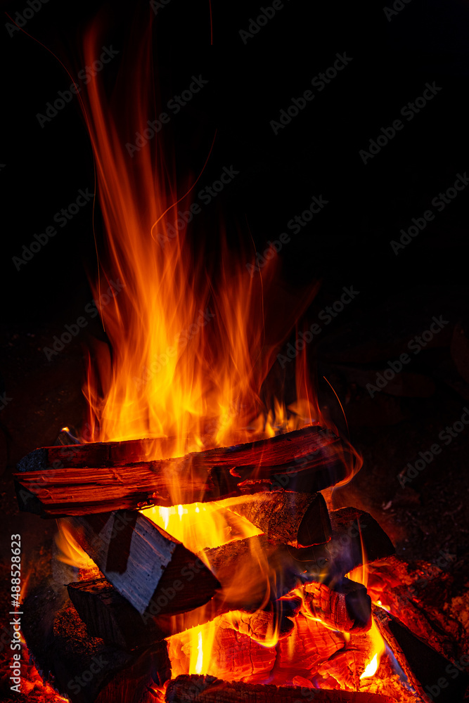 Flammen eines Lagerfeuers in der Nacht Flammen eines Lagerfeuers in der Nacht