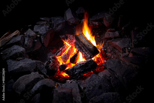 Flammen eines Lagerfeuers in der Nacht