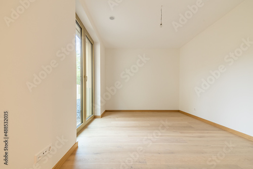 Chambre vide pièce moderne blanche à aménager immobilier à vendre ou à louer photo