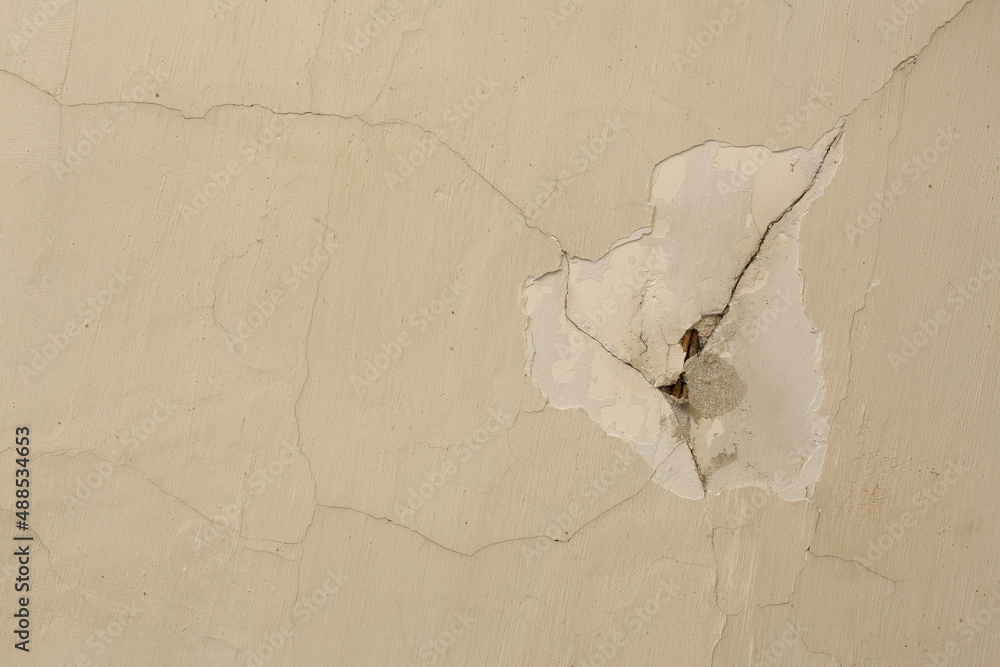 A close-up of the damaged plasterwork on a wall. This plasterwork definitely needs to be repaired.
 - obrazy, fototapety, plakaty 