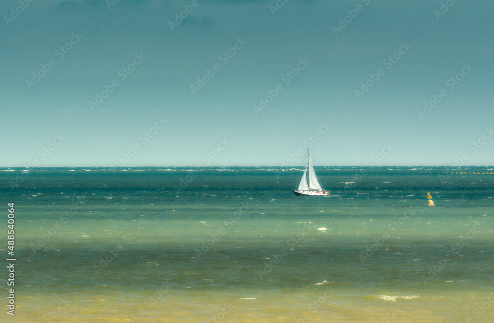 Obraz premium Voilier sur la mer du Nord vu depuis la plage de Dunkerque