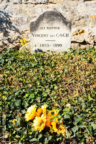 Fototapeta The tomb of famous Dutch post-impressionist painter Vincent Van Gogh