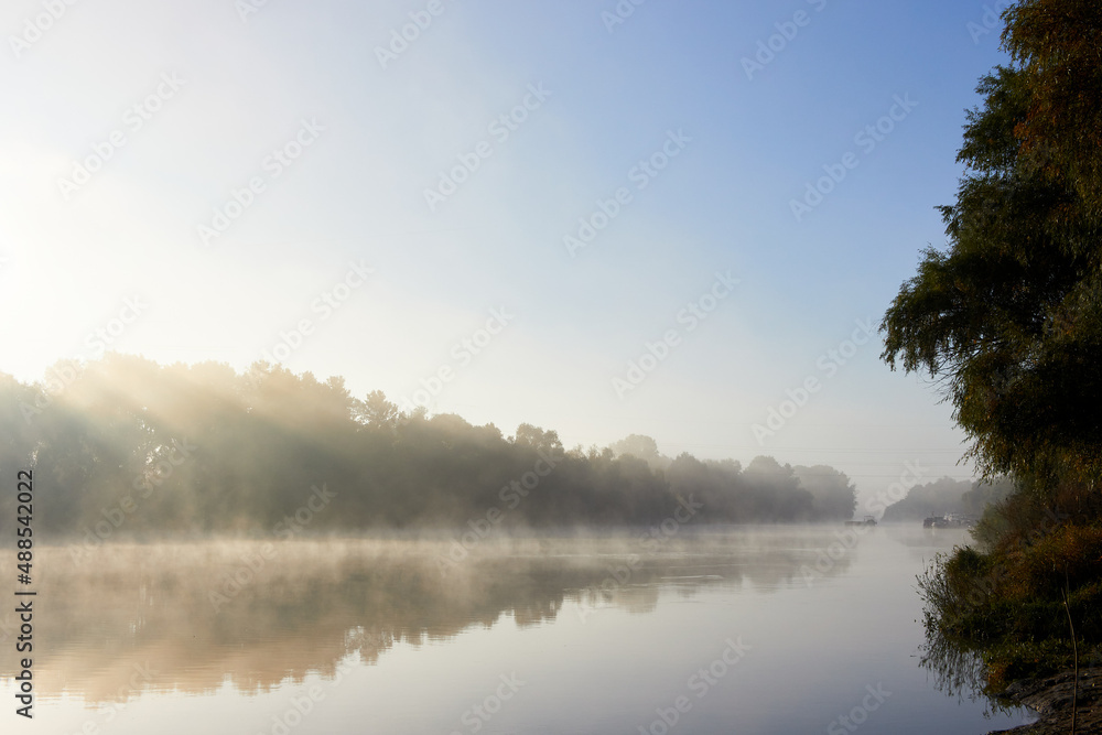 Obraz premium Autumn. Autumn sunrise on the river. Sunrise on the river. Fog at dawn. Morning fog. Foggy morning on the river. Early morning on the river.