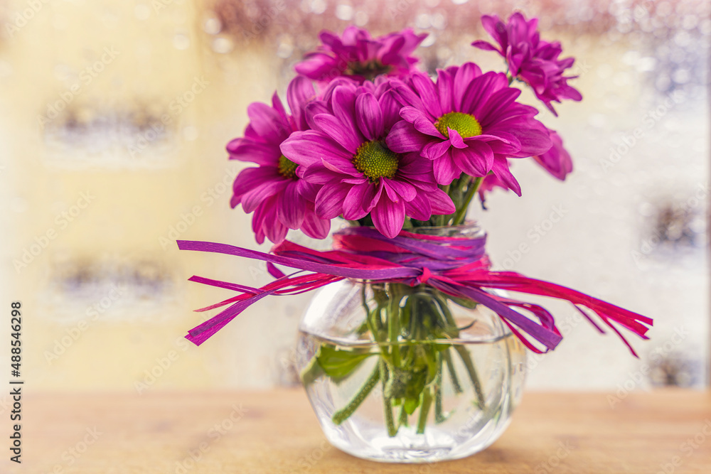 Bukiecik różowych kwiatów w małym szklanym wazonie. - obrazy, fototapety, plakaty 