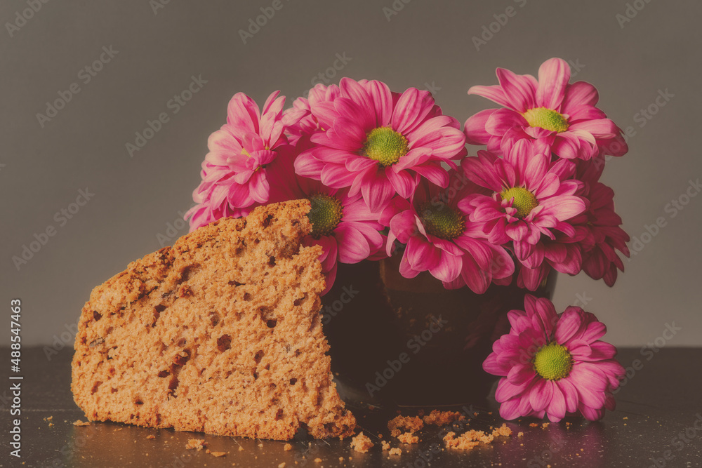 Ciasto piernik, różowe kwiaty, margaretki obok.  - obrazy, fototapety, plakaty 