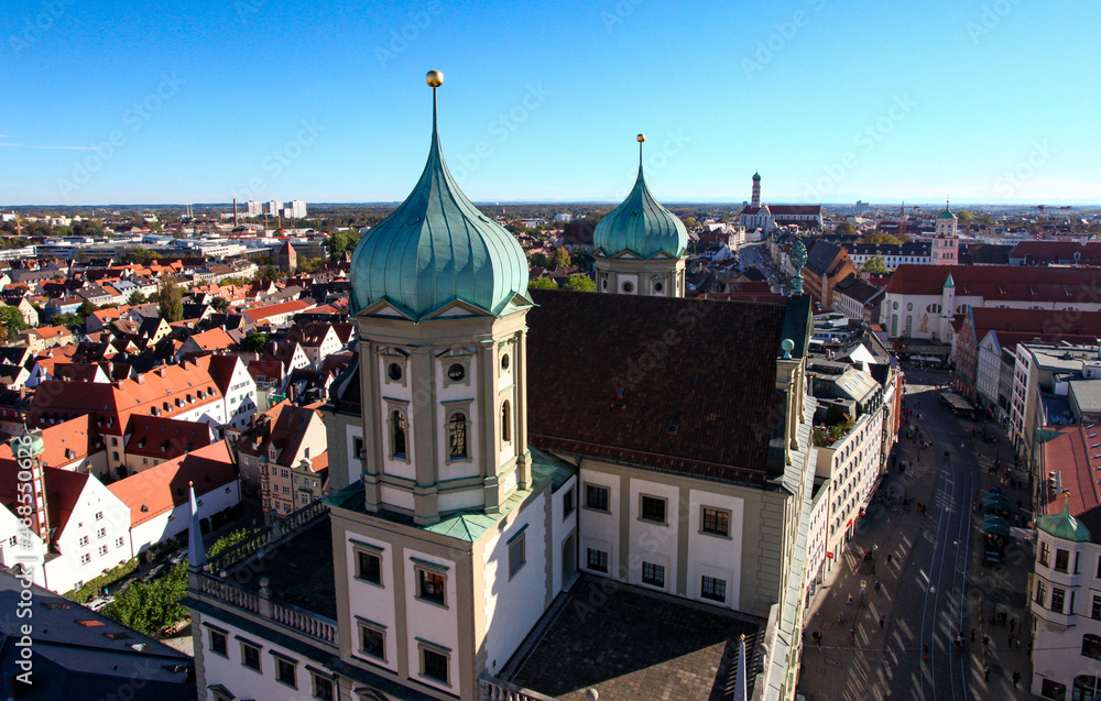 Augsburg, Blick vom Perlach Turm über das Rathaus und die Maximilianstrasse auf die St. Ulrichs Kirche mit Blick auf die Alpen im Hintergrund, Bayern, Deutschland.