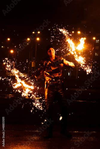 Fire show performance in the dark background © Юлия Усикова
