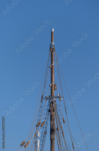 Sailing bot mast with ropes and lantern a sunny winter day in Stockholm © Hans Baath