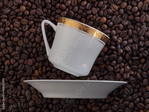 Kawowy świat , ziarnistej - filiżanka pełna smaku kawy