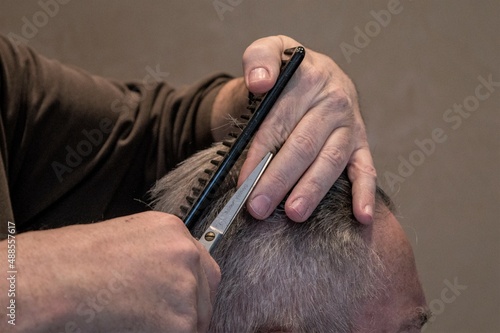 Fotografie, Tablou Coupe homme aux ciseaux chez le coiffeur
