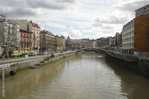 Building in the city of Bilbao © Laiotz