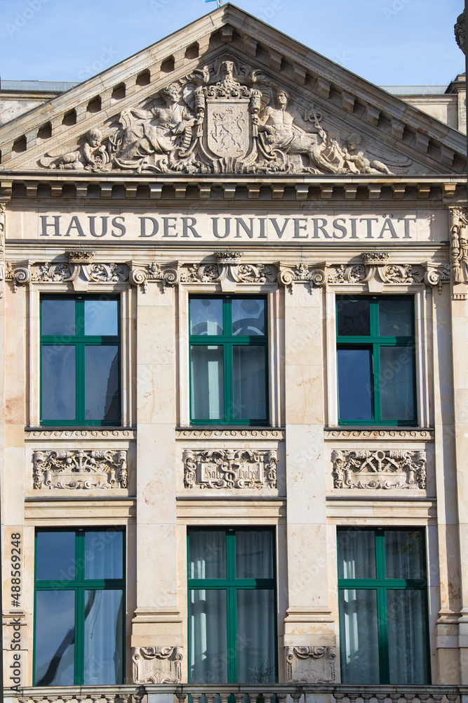 Düsseldorf Fassade des Hauses der Universität am Schadowplatz