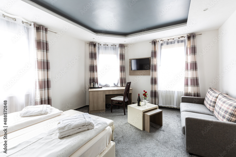 Fototapeta premium Doppelzimmer mit Schreibtisch und Sitzecke