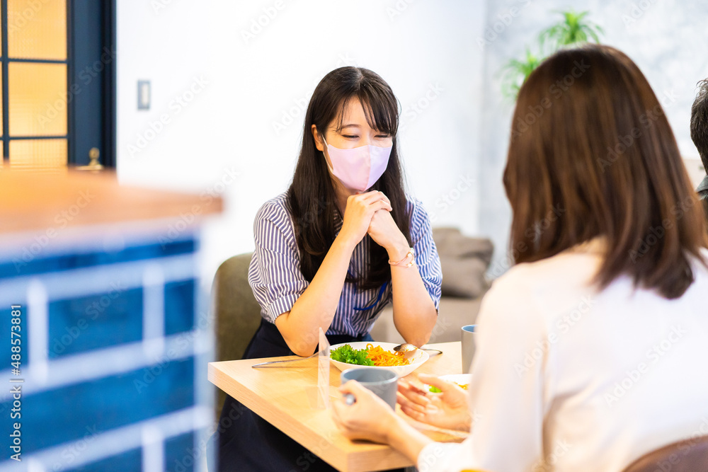 マスクをしてランチをする2人の若い女性 マスクをしてランチをする2人の若い女性